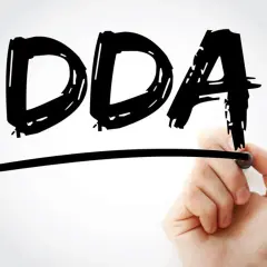 Ręka pisze markerem "DDA", symbolizując objawy dorosłych dzieci alkoholików.