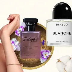 Kobieta wącha perfumy z feromonami "Delight", obok flakoniki Byredo Blanche i Dossier Musky Musk.