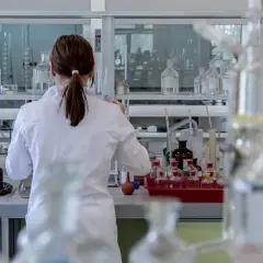 Jak wygląda praca w laboratorium medycznym - obowiązki i wyzwania