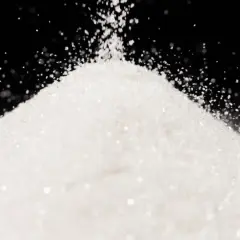 Biały, drobny proszek, przypominający cukier lub sorbitol, sypie się na stożek.