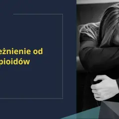 Smutna osoba z opuszczoną głową, symbolizująca uzależnienie od opioidów.
