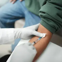Pobieranie krwi do badań, które mogą pomóc ocenić stan trzustki.