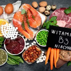 Bogactwo produktów bogatych w witaminę PP: łosoś, wątróbka, orzechy, fasola, groszek, jajka, pomidory, marchew, pomarańcza, cytryna, chleb.