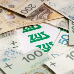 Złotówki i logo ZUS. Pytanie o to, renta alkoholowa ile wynosi, jest tu nie na miejscu, bo to pieniądze, nie alkohol.