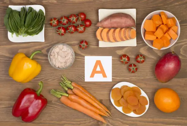 Warzywa i owoce bogate w witaminę A: marchew, bataty, szpinak, papryka, mango, pomidory, morele, pomarańcza.