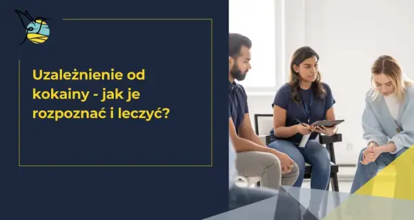 Grupa ludzi na sesji terapeutycznej, prowadzonej przez kobietę z tabletem.