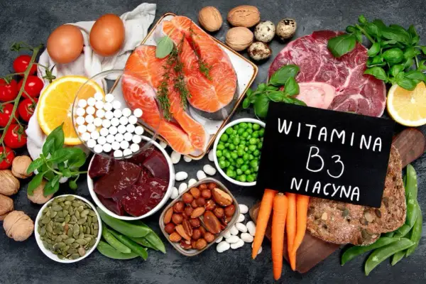 Bogactwo produktów bogatych w witaminę PP: łosoś, wątróbka, orzechy, fasola, groszek, jajka, pomidory, marchew, pomarańcza, cytryna, chleb.