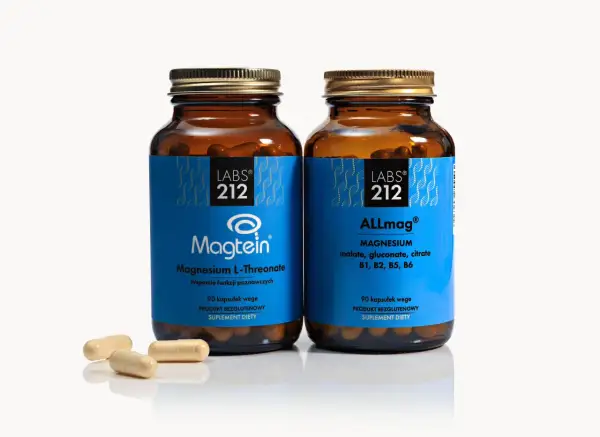 Dwie butelki suplementów diety: Magtein (magnesium L-Threonate) i ALLmag (magnez z B1, B2, B5, B6). Obok leżą trzy kapsułki.